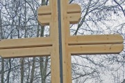 Памятный крест в деревне Выра