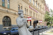 Памятник дворнику на площади Островского