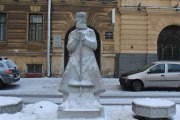 Памятник дворнику на площади Островского