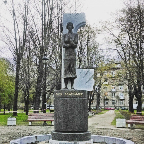 Памятник Ольге Берггольц в Палевском саду