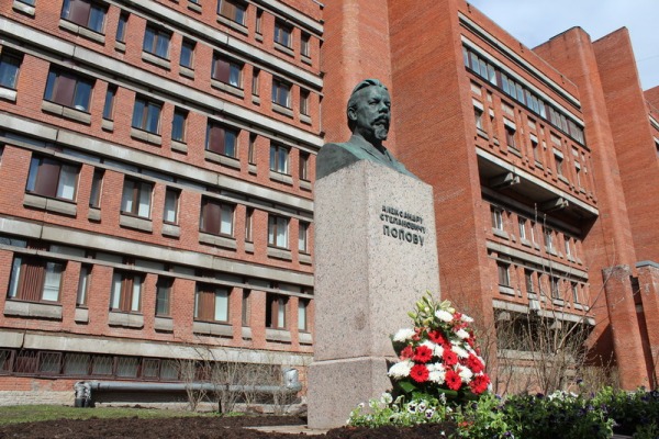 Памятник А.С. Попову возле ЛЭТИ