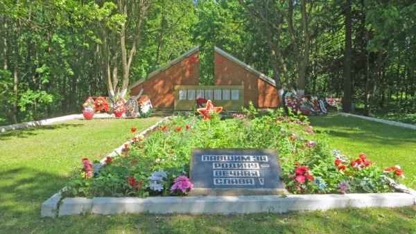 Братская могила советских воинов в селе Копорье