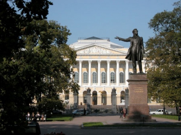 Площадь Искусств перед Михайловским дворцом