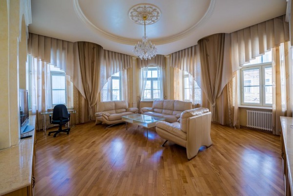 Deluxe three-bedroom apartment on Karavannaya