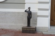 Памятник выпускникам Суворовского училища