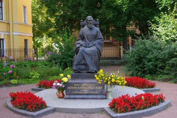 Памятник Иоанну Кронштадтскому