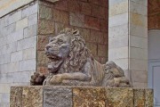 Скульптуры львов у зоопарка