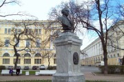 Бюст М.В. Ломоносова на площади Ломоносова