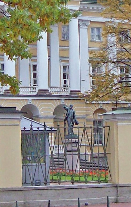 Памятник В.И. Ленину у Смольного