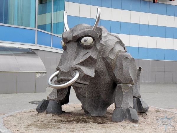 Декоративная скульптура "Разъярённый бык"