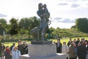 Памятник «Пётр I с малолетним Людовиком XV на руках»