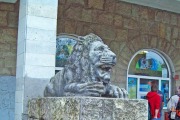 Скульптуры львов у зоопарка