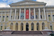 Декоративные скульптуры львов перед Русским музеем